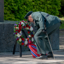 8. mai: Kong Harald markerer Frigjøringsdagen og Veterandagen på Akershus festning, og legger ned krans til minne om dem som har falt for Norge. Foto: Heiko Junge / NTB scanpix